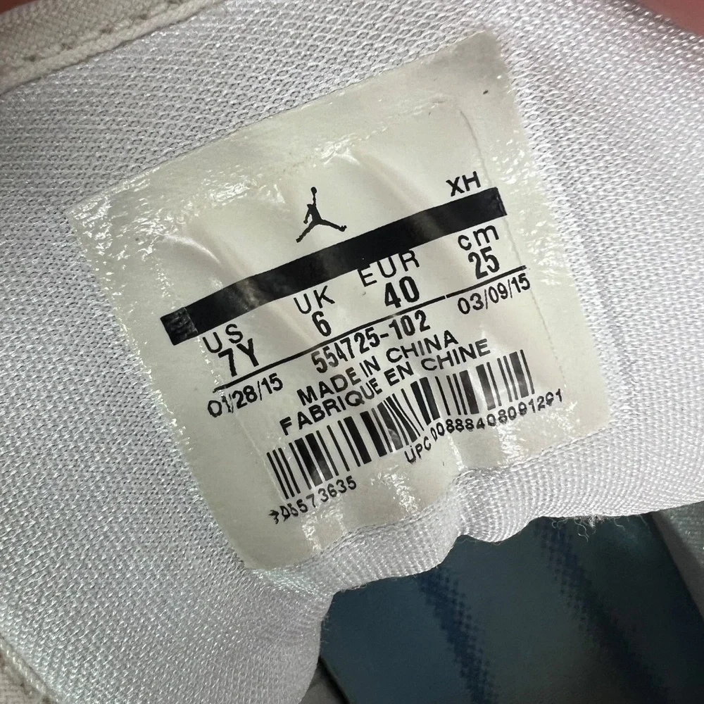 |•NIKE•| Pre-loved White High Tops Size 7Y
